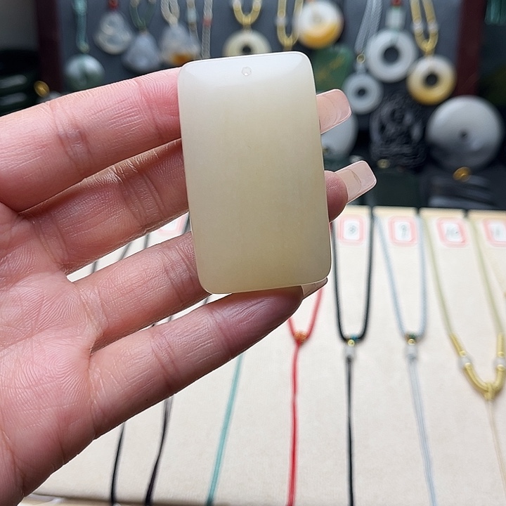 石英质玉（金丝玉）未镶嵌颈饰