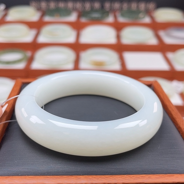 和田玉手镯未镶嵌羊脂级别油膏料