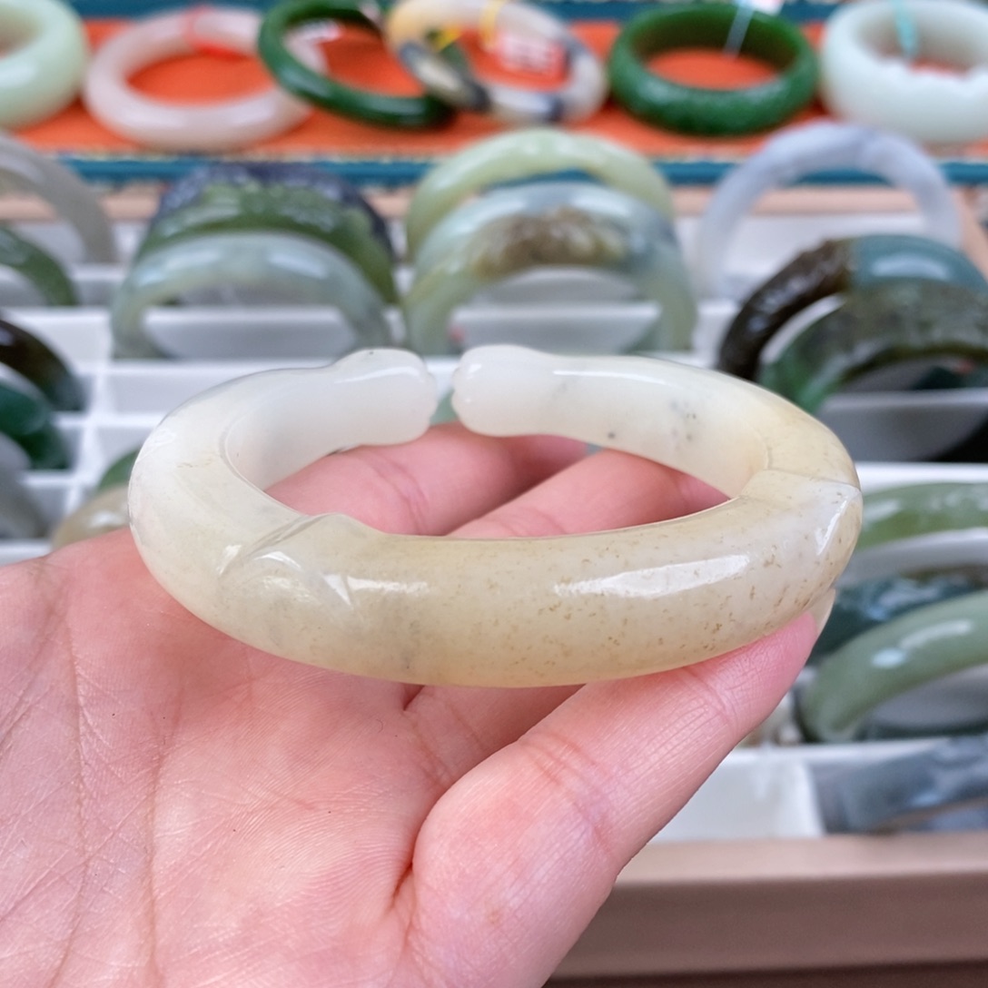 和田玉未镶嵌手镯58