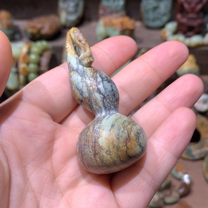 未镶嵌岫岩河磨玉（透闪石质玉）挂件