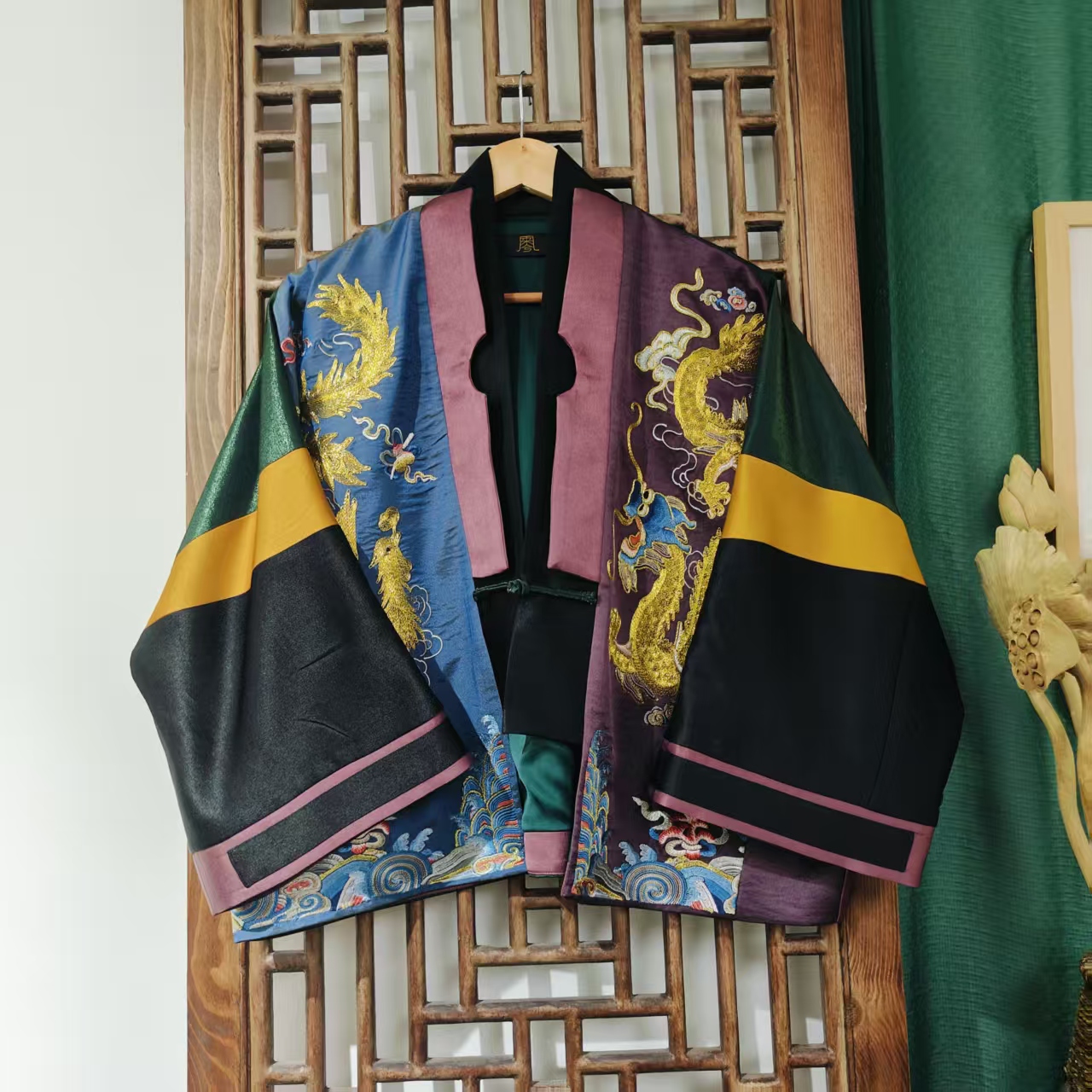 ( LS590-15) 凤徕兮绿色拼蓝紫色盘金龙凤刺绣对襟一粒扣短开衫