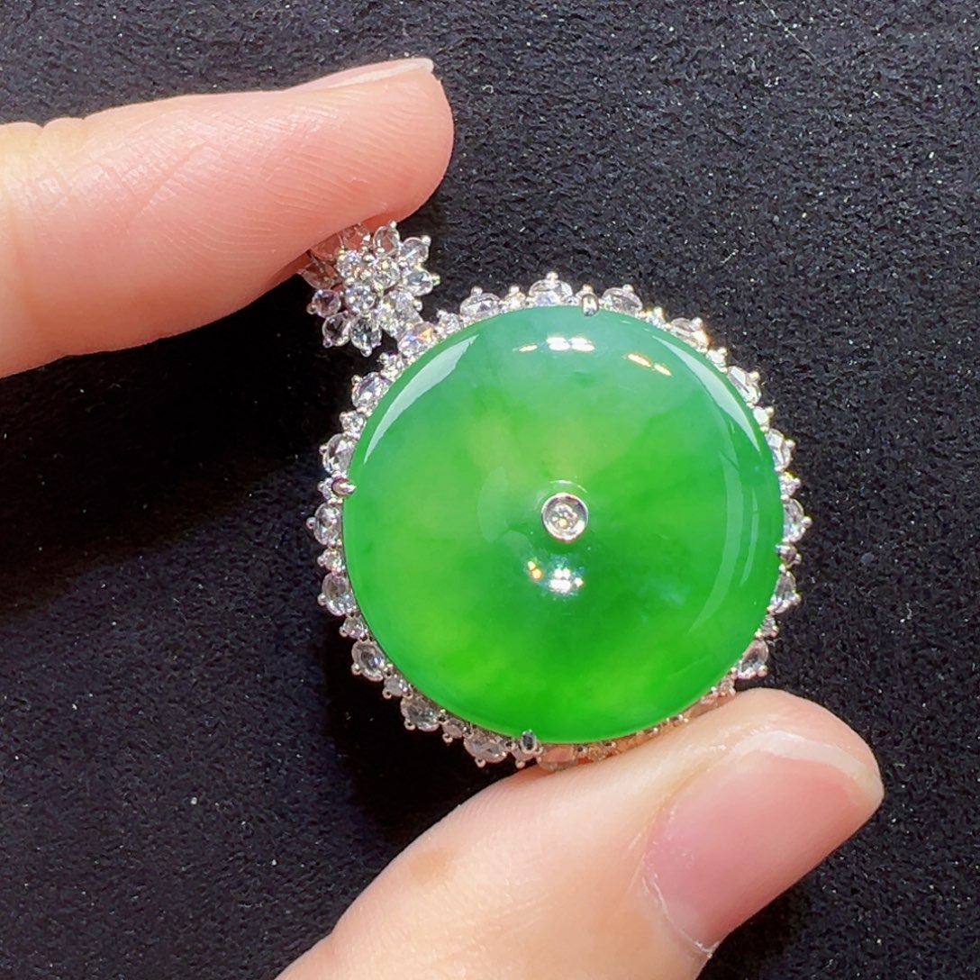 翡翠18K金镶嵌颈饰吊坠