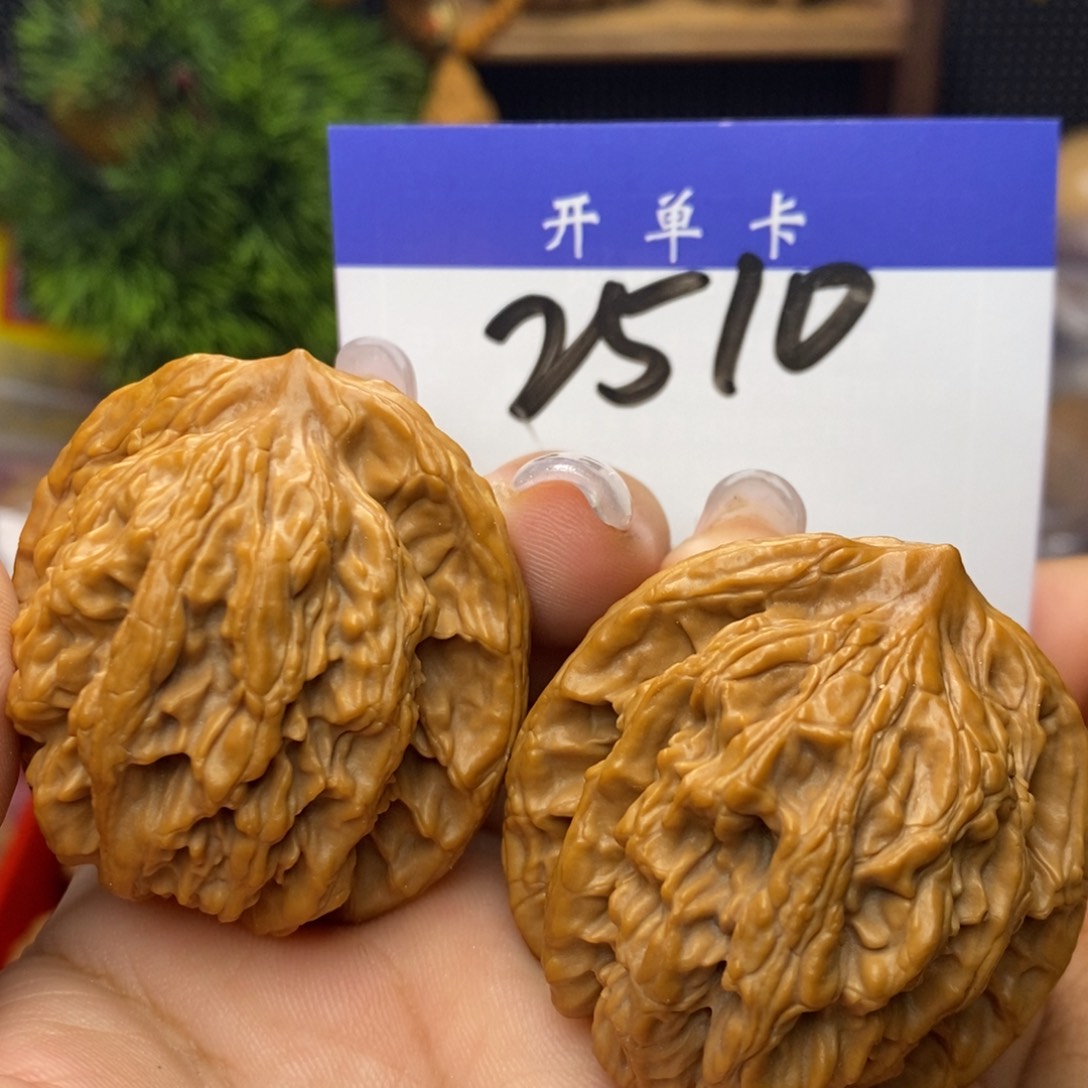 文玩核桃吊坠虎头。全品。边43。丹 50克
