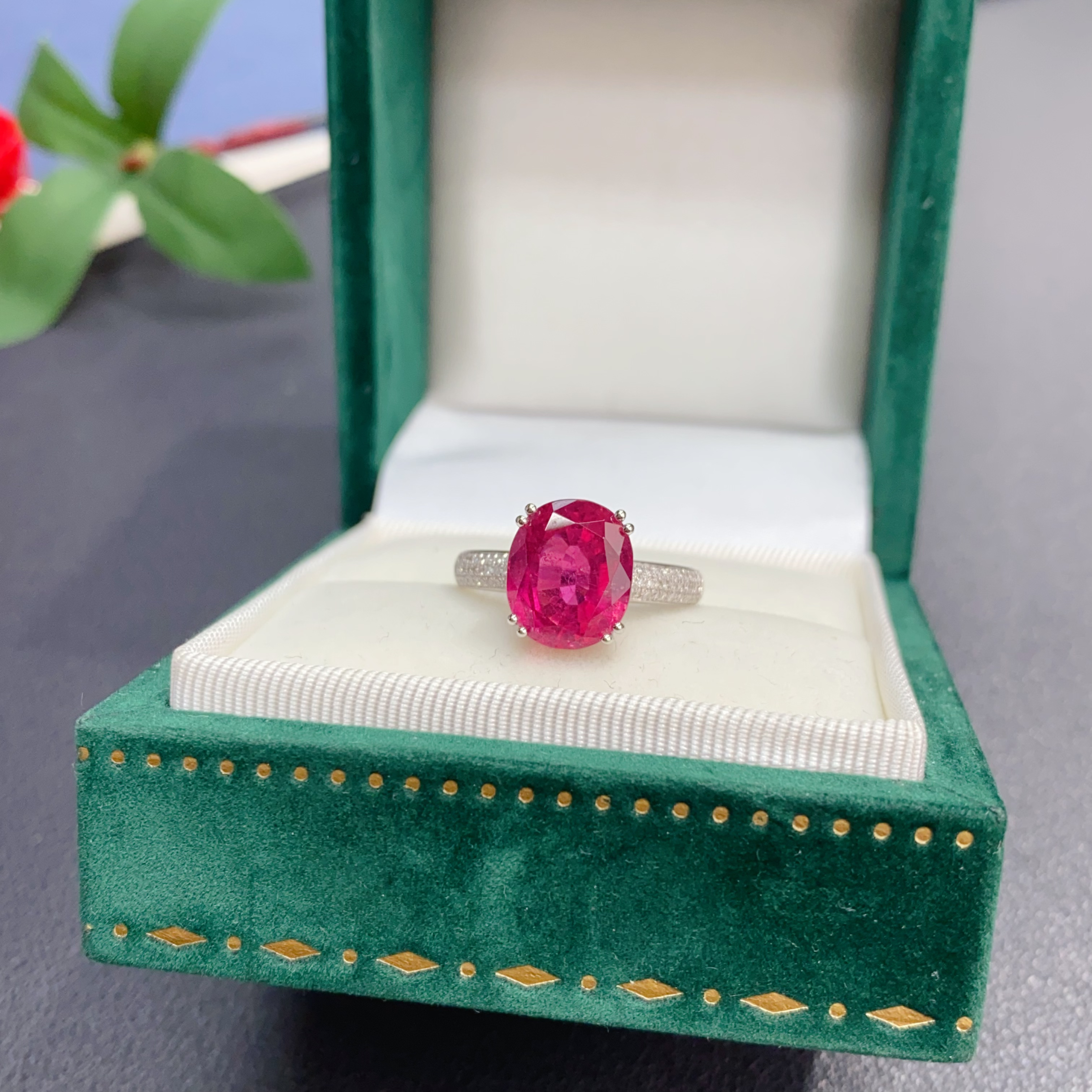 绰丽彩宝18k金镶嵌钻石天然卢比莱碧玺戒指 主石：4.83克拉