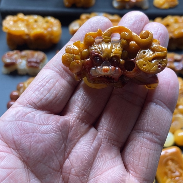 石英质玉（黄龙玉）未镶嵌颈饰