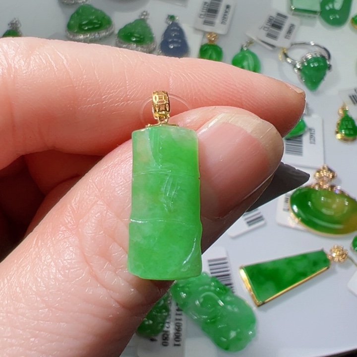 18K金镶嵌挂件翡翠