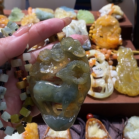 蛇纹石玉未镶嵌颈饰