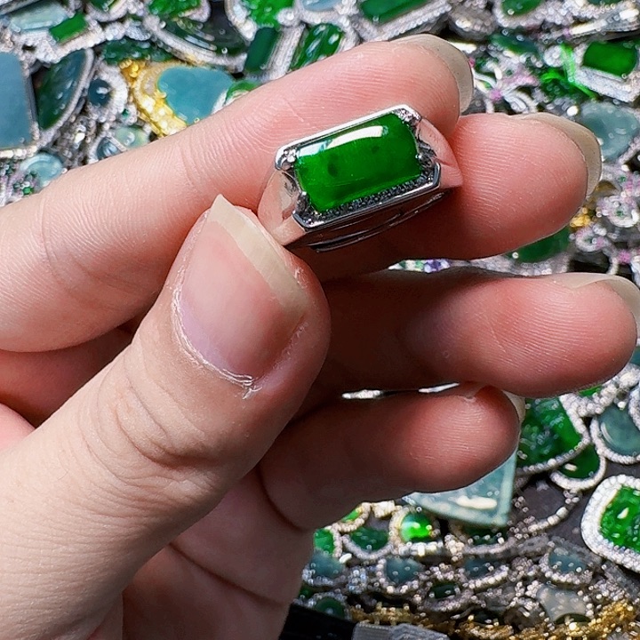 翡翠颈饰未镶嵌天然A货翡翠放漏