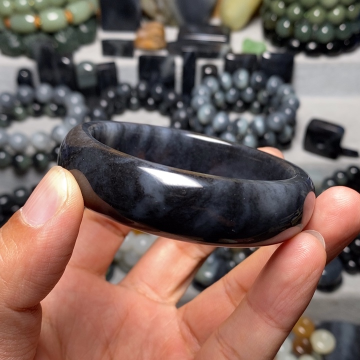 和田玉（墨玉）未镶嵌颈饰