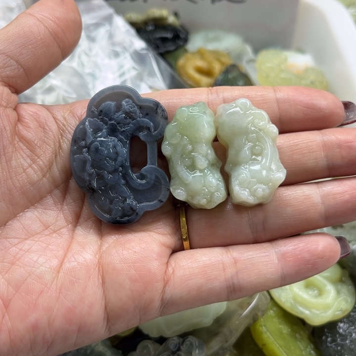 蛇纹石玉未镶嵌颈饰