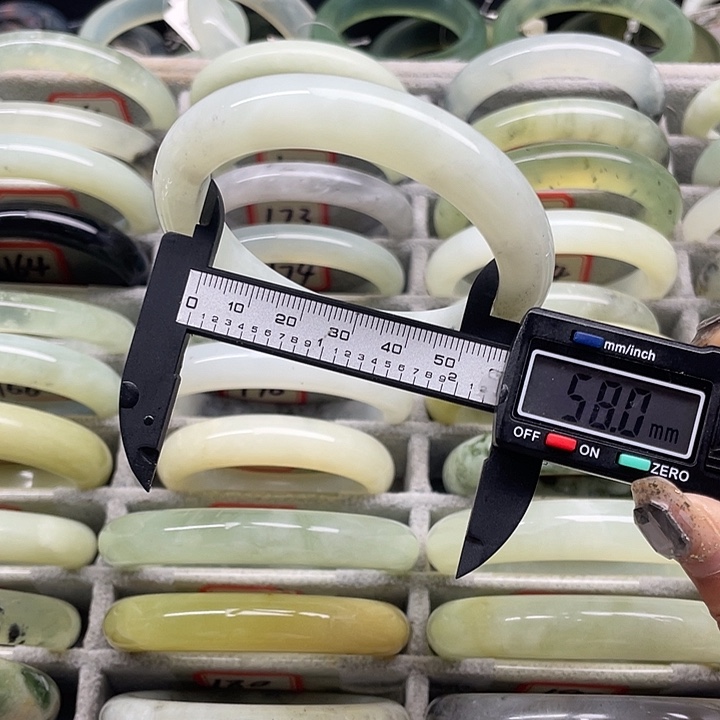 蛇纹石玉未镶嵌手镯200