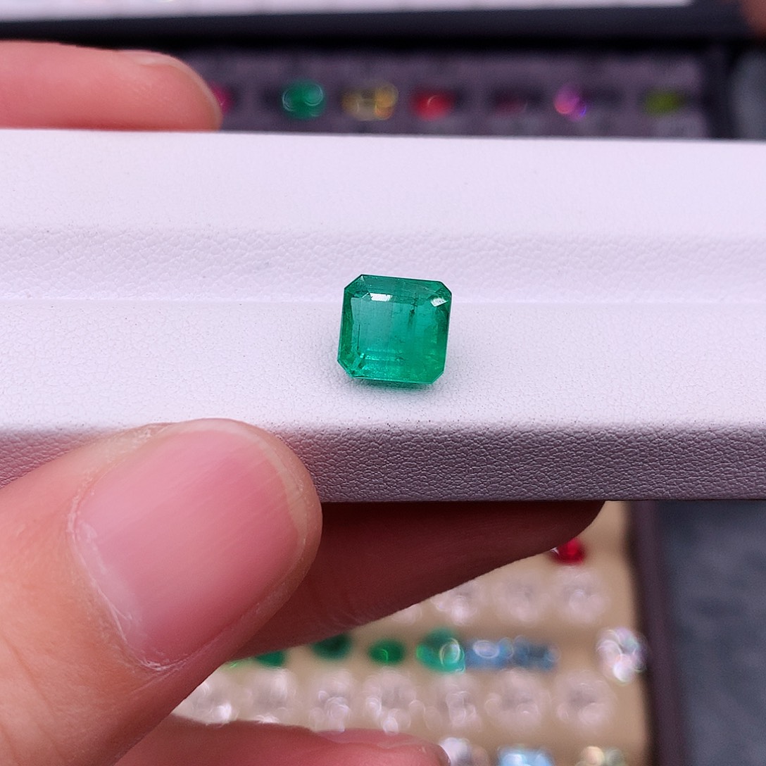 祖母绿裸石未镶嵌