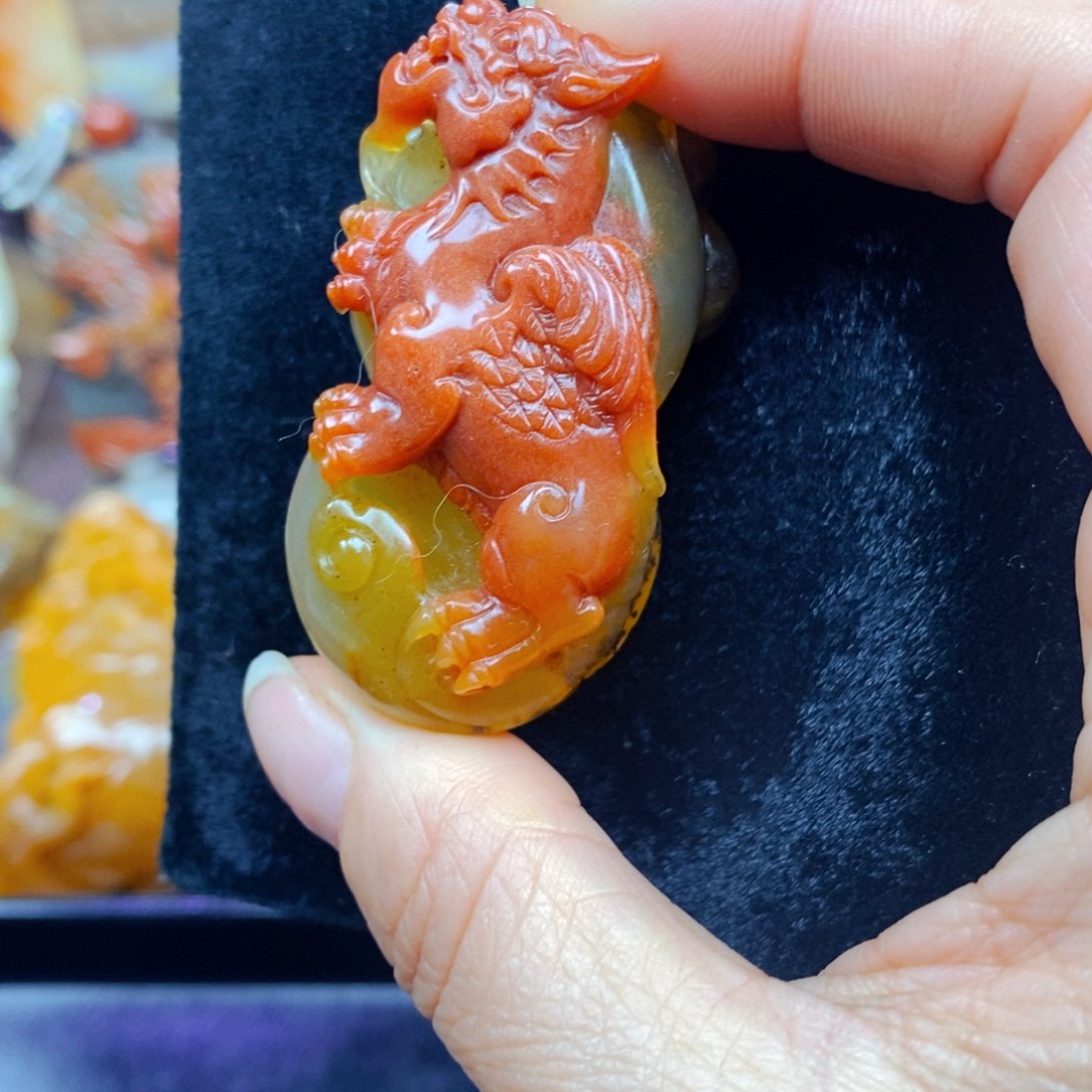 未镶嵌石英质玉（黄龙玉）颈饰