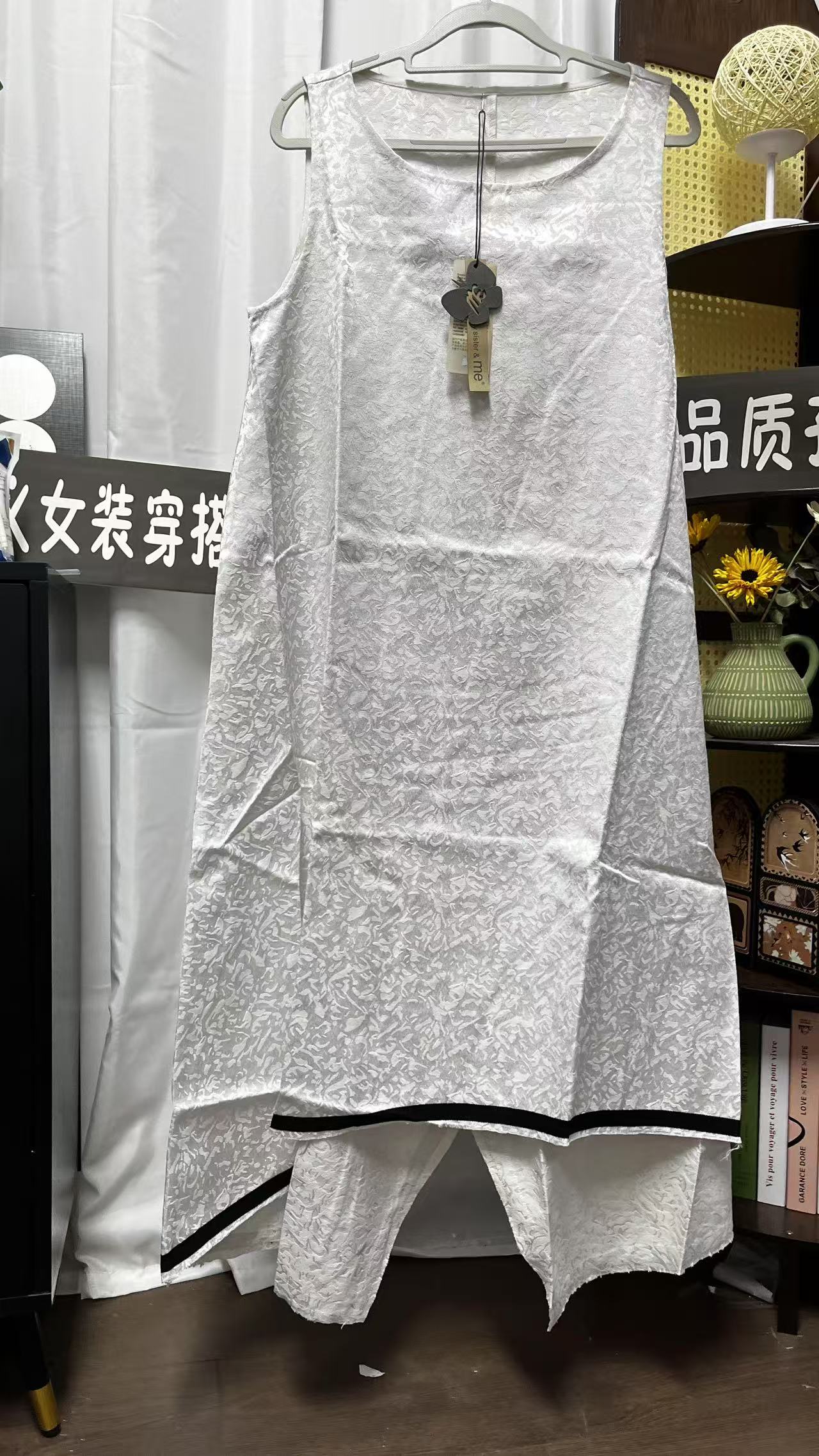 H7606白色无袖印花连衣裙