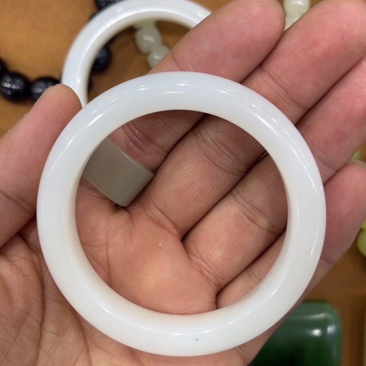 和田玉未镶嵌手镯