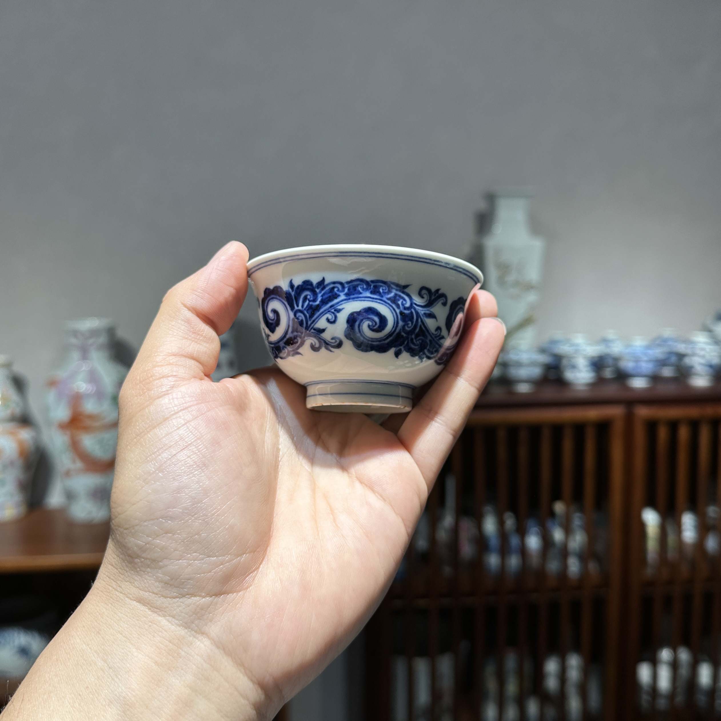 精品青花卷草龙纹主人杯撇口杯高5.8口8.3厘米