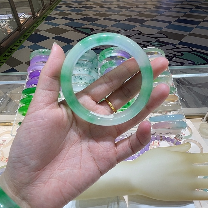 翡翠手镯未镶嵌翡翠手镯