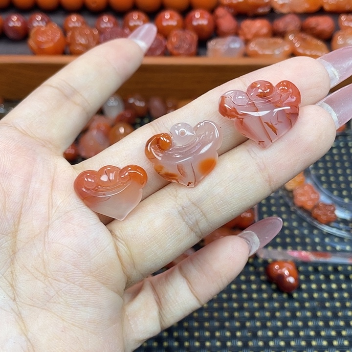 南红玛瑙未镶嵌颈饰如意锁