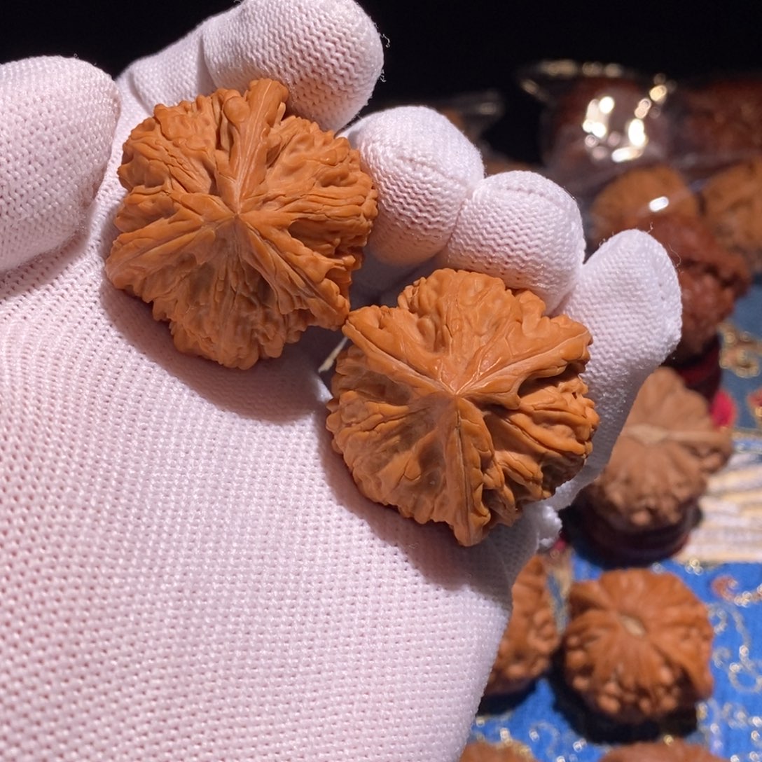 栗***、文玩核桃吊坠御龙