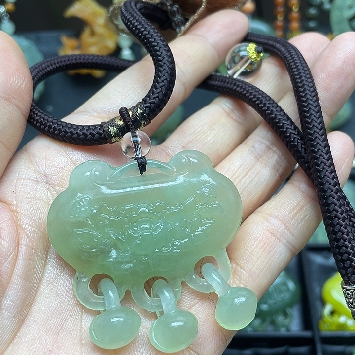 未镶嵌蛇纹石玉颈饰