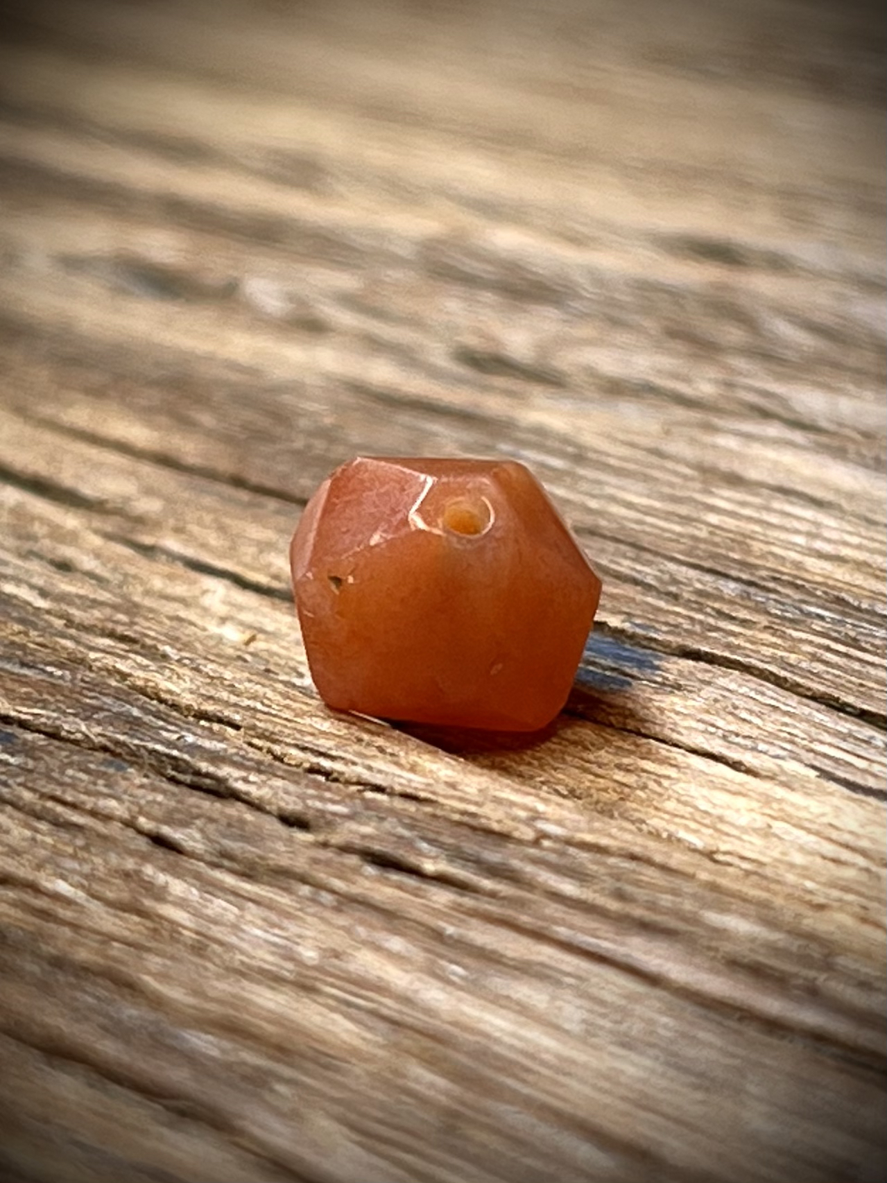 满沙红玉髓棱珠子