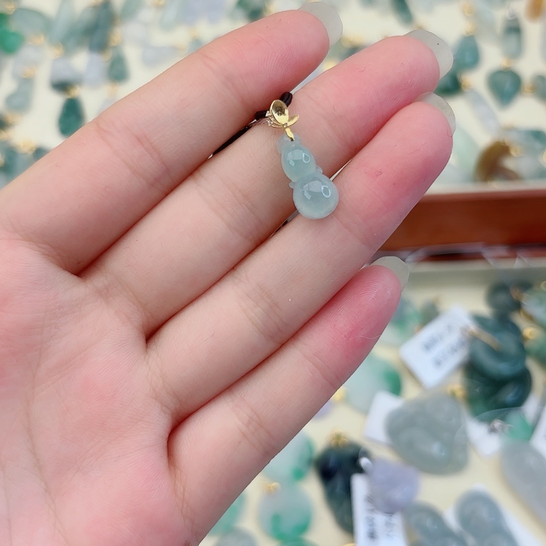 翡翠18K金镶嵌颈饰葫芦