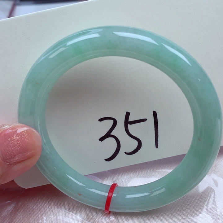 翡翠手镯未镶嵌翡翠