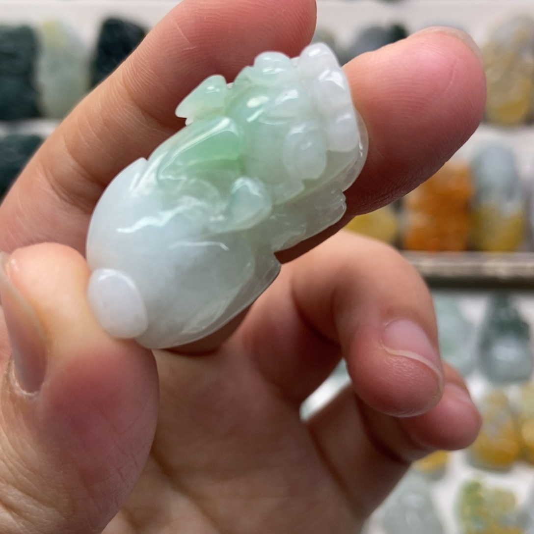 翡翠未镶嵌吊坠(赠链)