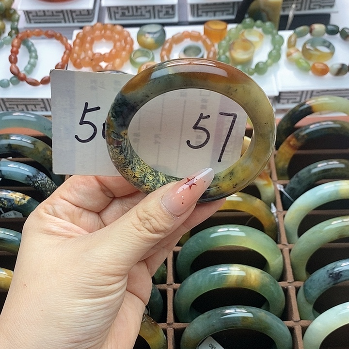 蛇纹石玉手镯未镶嵌