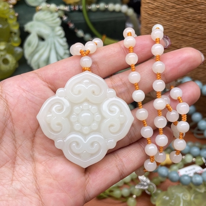 蛇纹石玉吊坠合金