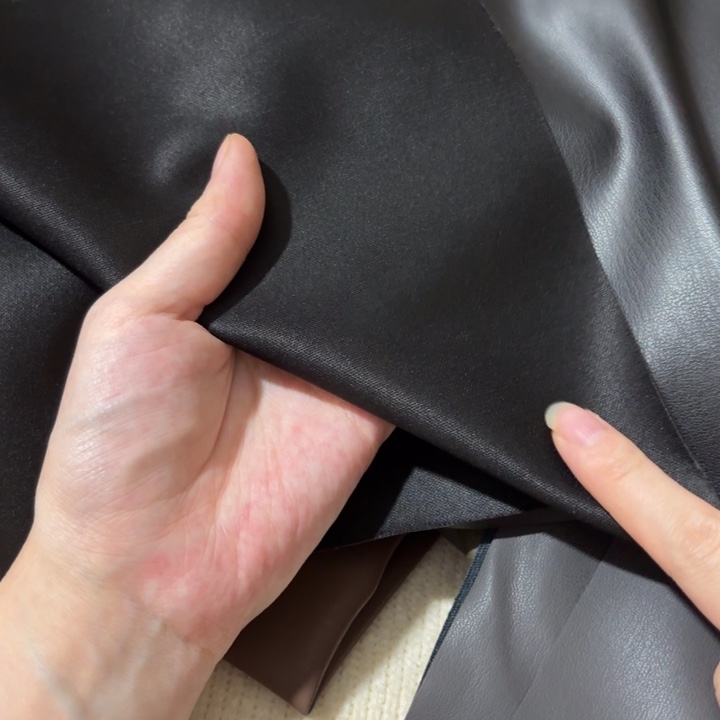 混纺黑色针织底弹力软皮1米。 