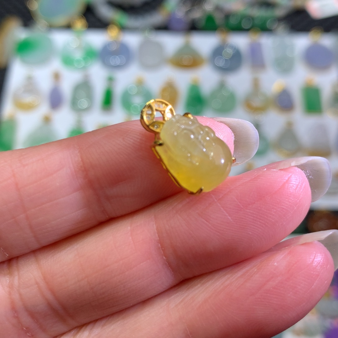 翡翠颈饰18K金镶嵌翡翠吊坠的未镶嵌