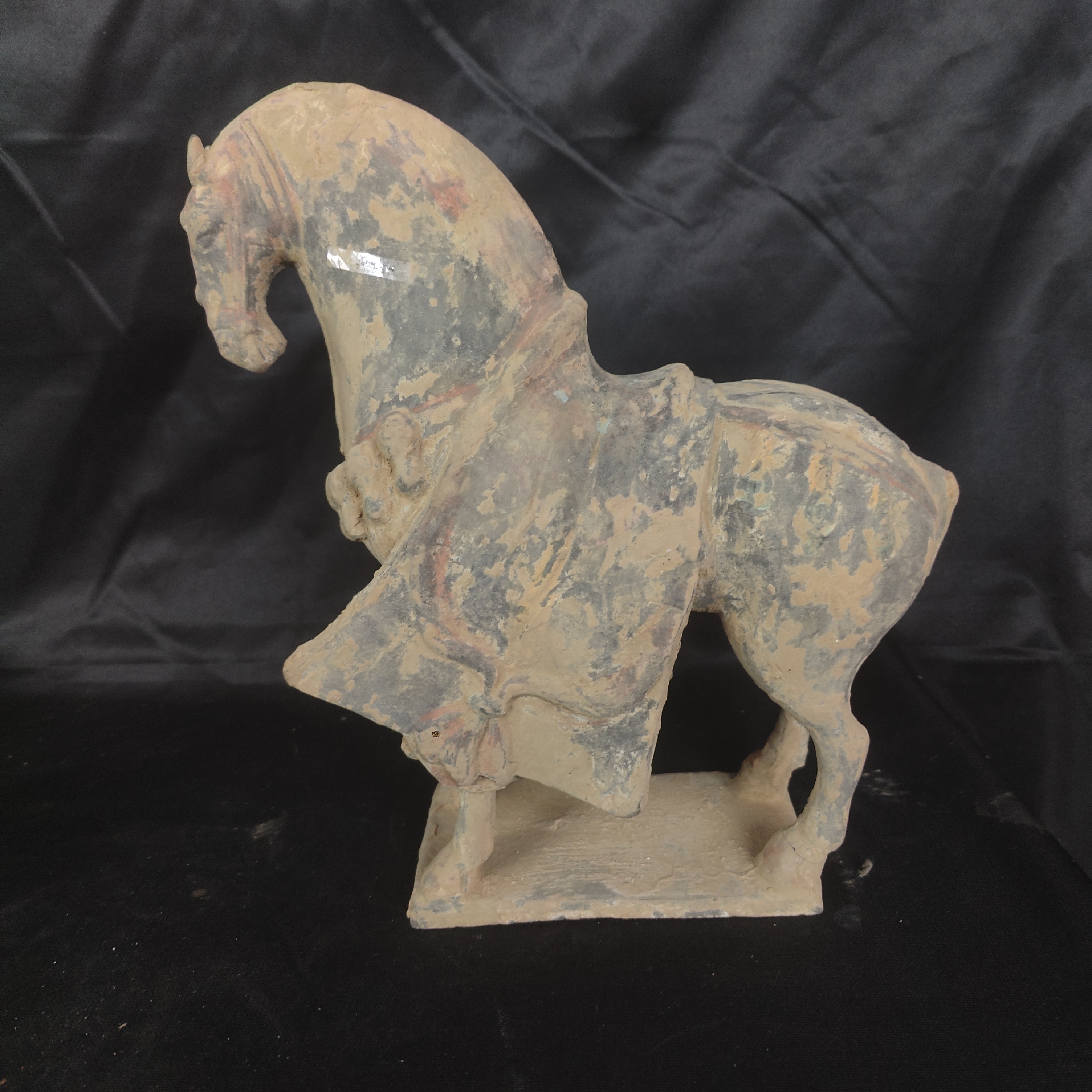 古陶瓷三彩雕刻马