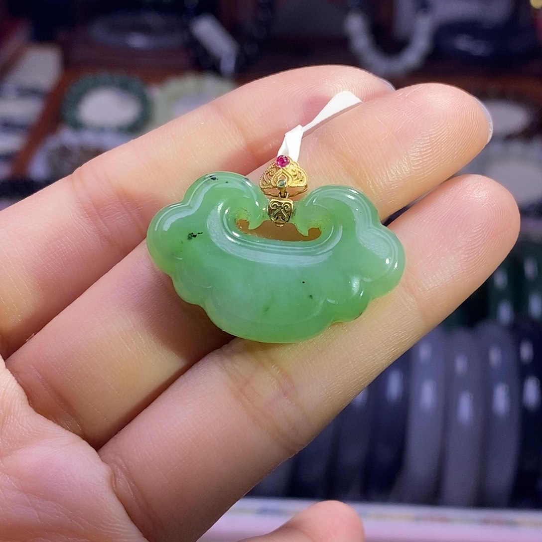 颈饰未镶嵌和田玉毕业级乌兰海苹果绿金镶如意锁