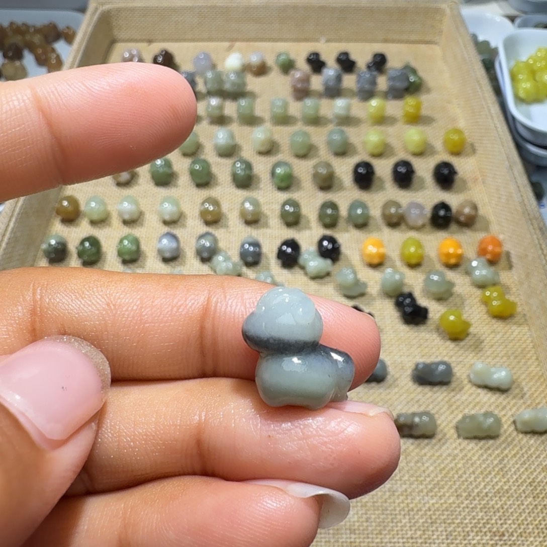 .****和田玉未镶嵌珠宝奇石