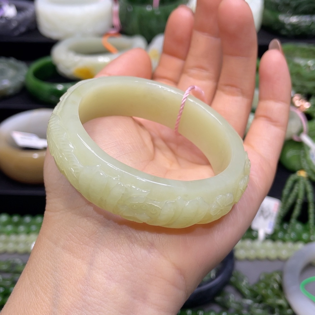 和田玉手镯52圈口 编号12未镶嵌小*坨