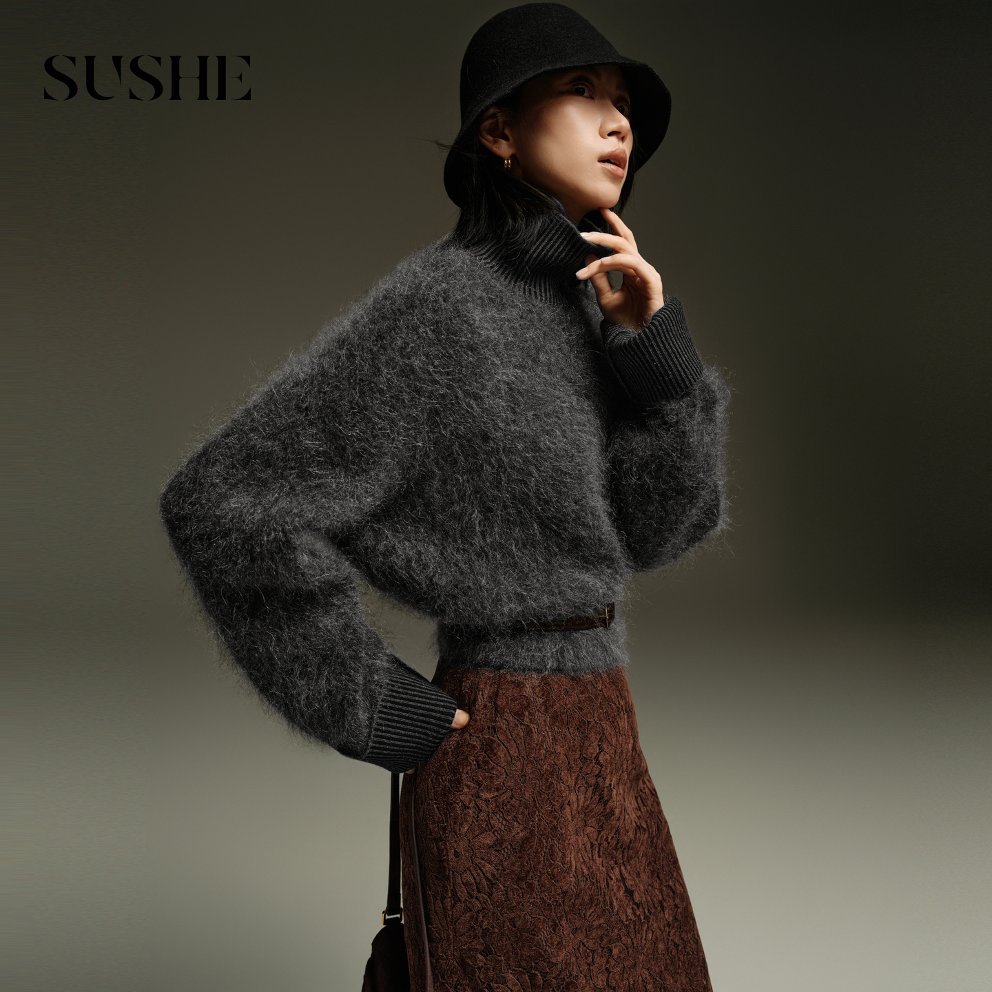 束皙SUSHE 暖笺 亲肤马海毛撞色拼接条纹高领宽松落肩套头毛衣女