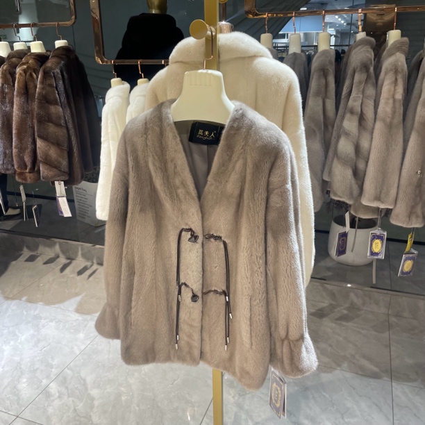 【JH嘉赫】“汀畔”款国风V领天鹅绒整貂草外套女冬百搭中长款