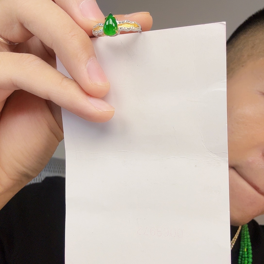 翡翠未镶嵌颈饰一件