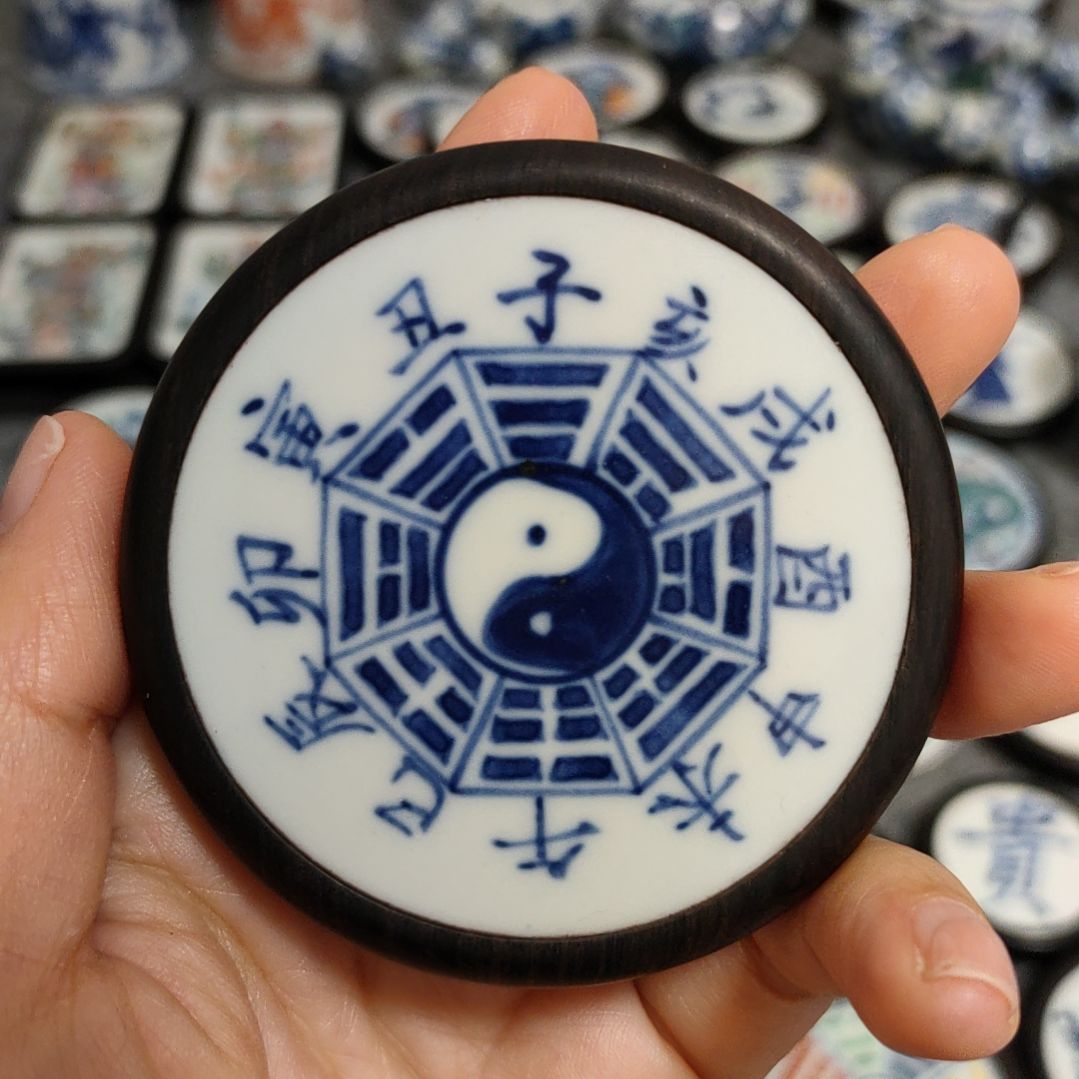 瓷片青花八卦挂件一个