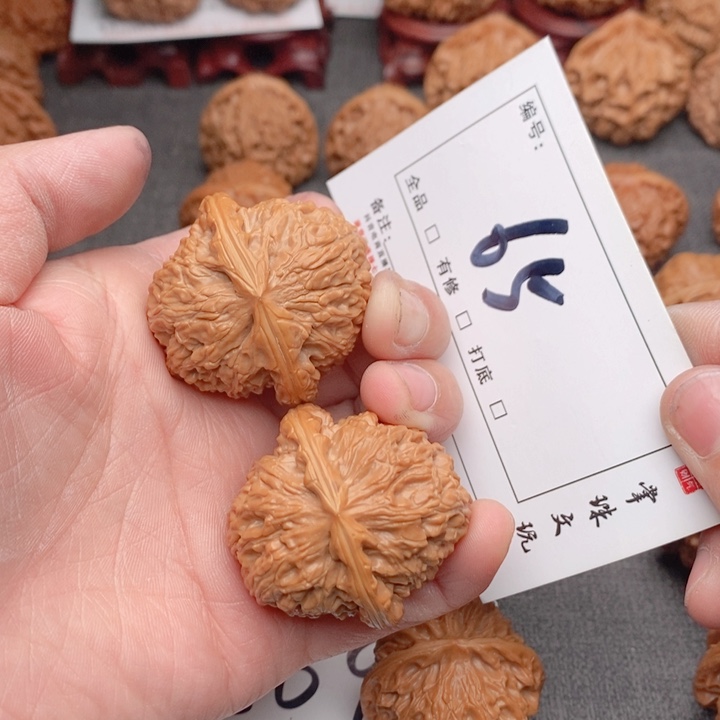 文玩核桃吊坠39三角白65