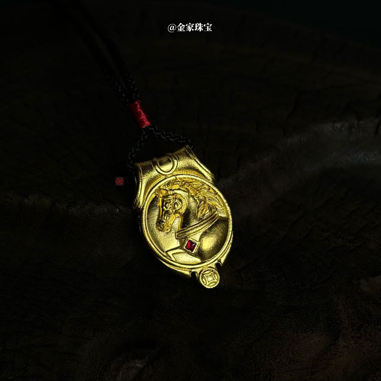 【金家】马年新款 马牌 黄金足金吊坠项链 男女大小号可选情侣款