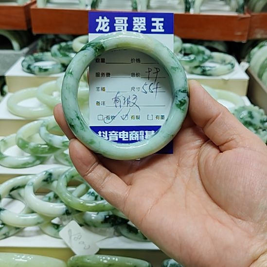 媚***儿透闪石-蛇纹石玉未镶嵌手镯