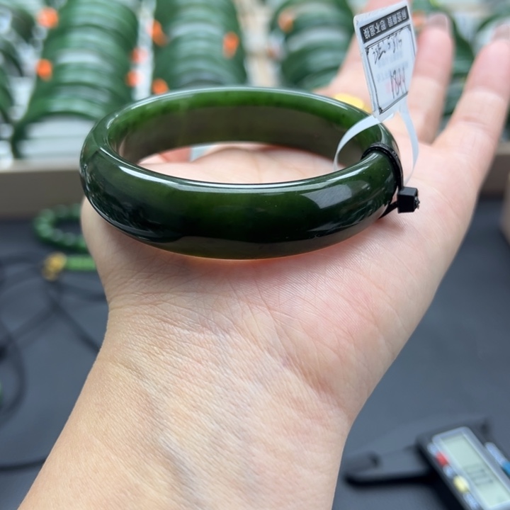 和田玉（碧玉）未镶嵌手镯