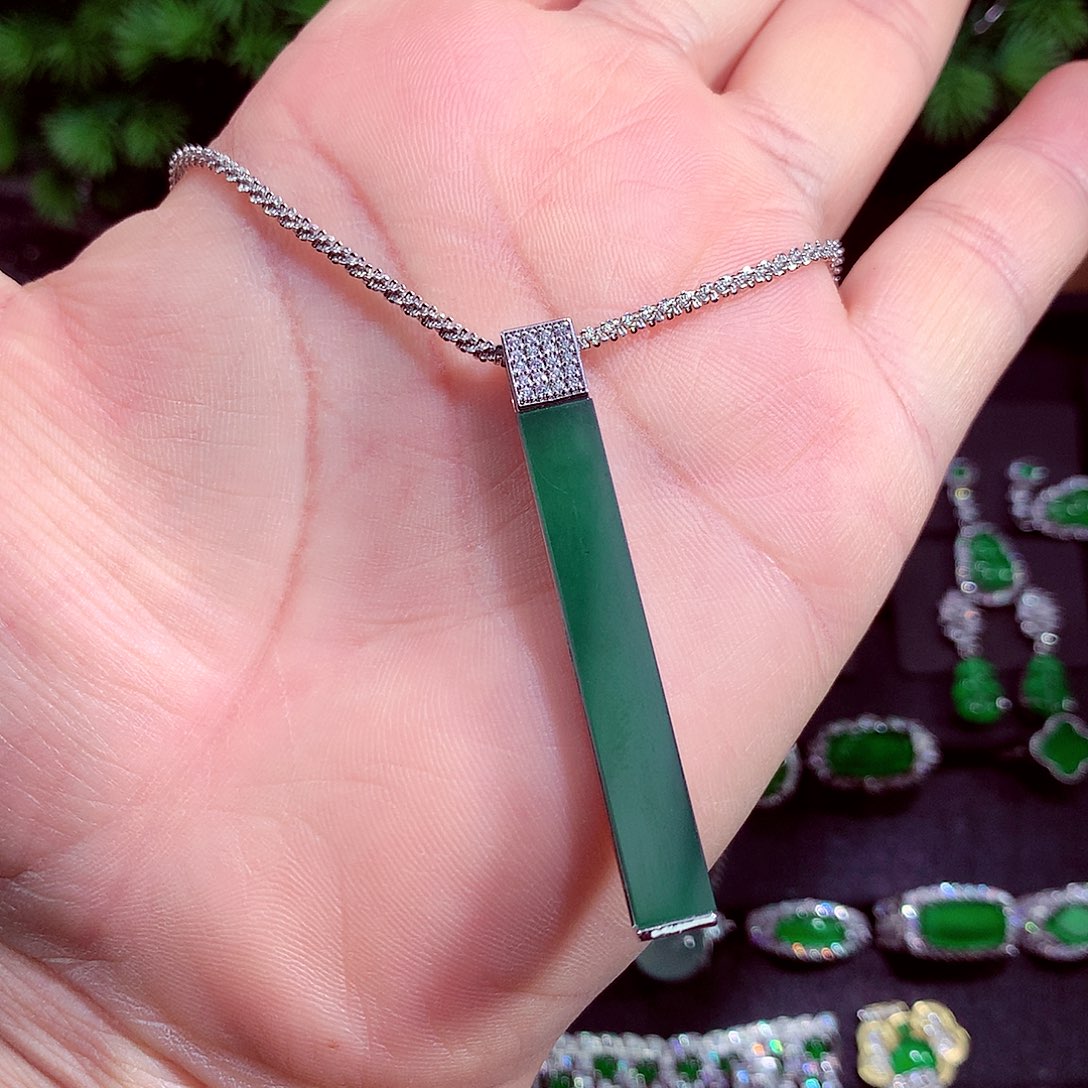 颈饰未镶嵌翡翠天然