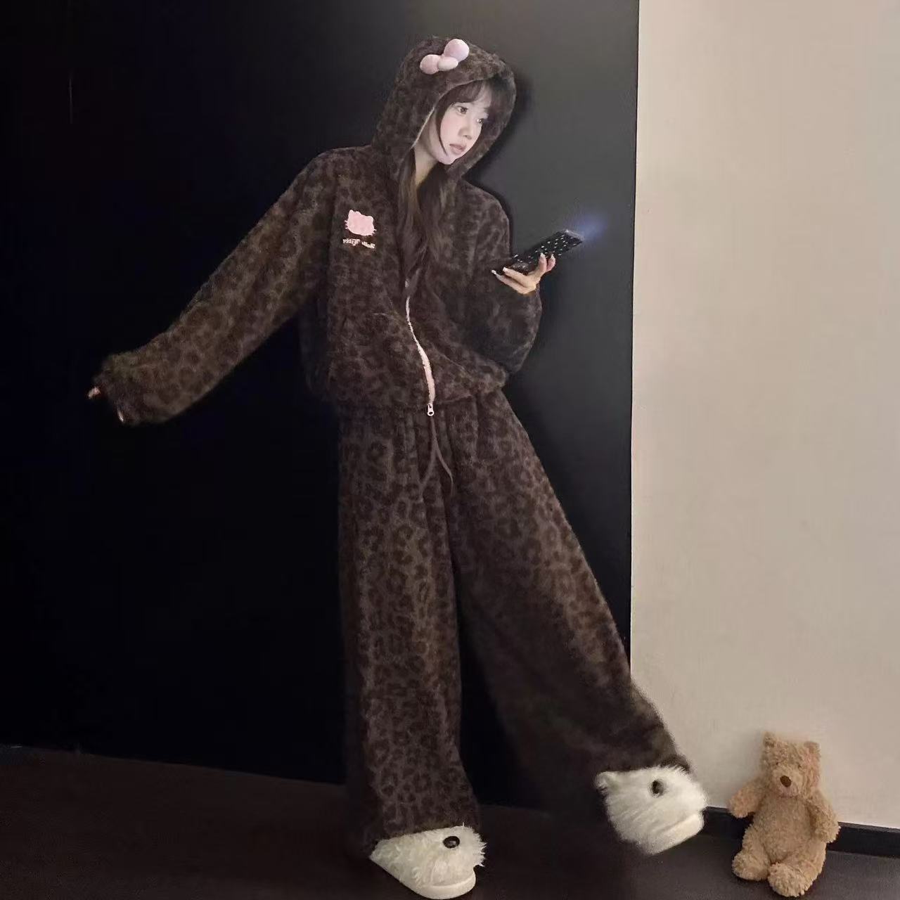 【野-Hello Kitty可丽绒】新潮牌可外穿拉链连帽款居家服套装