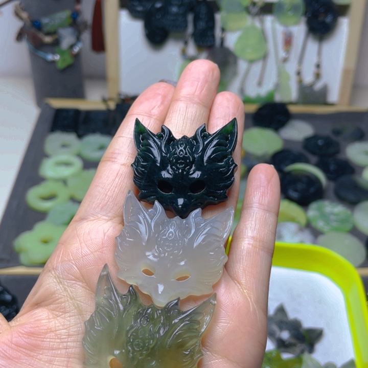 蛇纹石玉未镶嵌颈饰迪*多样性发一件