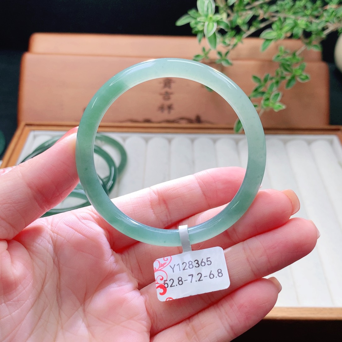 未镶嵌手镯（圆镯）翡翠