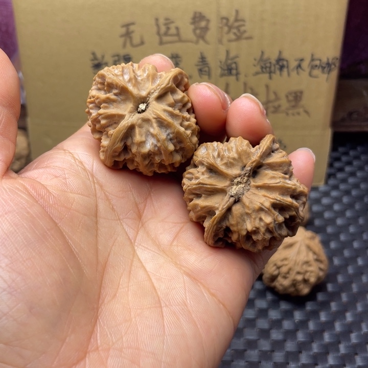 凌***描吊坠文玩核桃苹果不退不换有色差