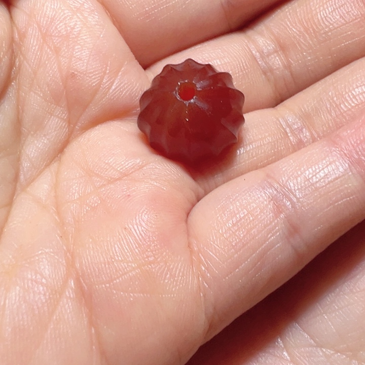 玛瑙/玉髓玛瑙。     珠子未镶嵌